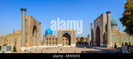 Registan Square (fotografata dalla piattaforma di visualizzazione), Samarcanda, Uzbekistan Foto Stock