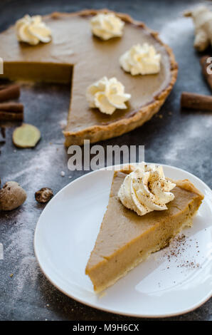 Torta di zucca con burro e mele, cannella e zenzero Foto Stock