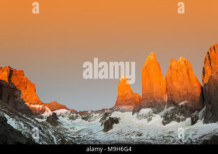 Sunrise su tre torri di granito, uno dei punti salienti della famosa in tutto il mondo W Trek, Parco Nazionale Torres del Paine, Cile Foto Stock