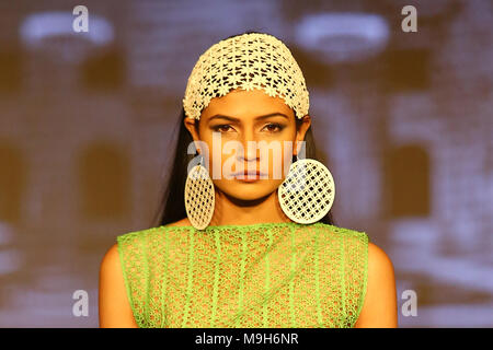 Colombo, Sri Lanka. 25 Mar, 2018. Un modello presenta una creazione dallo stilista di moda Poorni Wijesinghe durante il Colombo della settimana della moda a Marzo 25, 2018. Credito: Pradeep Dambarage/Pacific Press/Alamy Live News Foto Stock