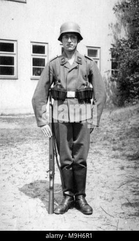 Soldato tedesco con attacco a baionetta Foto Stock