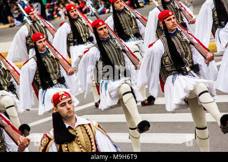 Atene, Grecia. 25 Mar, 2018. Guardia Presidenziale soldati marzo durante la parata. Una parata militare avviene a causa di Giorno di indipendenza in Grecia. Xxv marzo è la commemorazione della rivoluzione dei Greci contro l'occupazione ottomana nel XXV marzo 1821. Credito: Kostas Pikoulas/Pacific Press/Alamy Live News Foto Stock