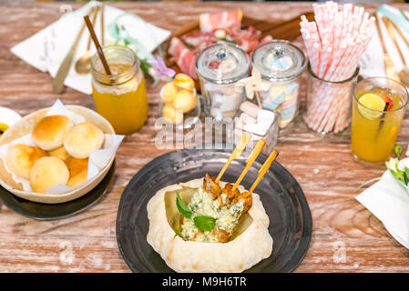 Spiedini di pollo su un tavolo da pranzo per la cena Foto Stock