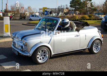 1999 90s Rover Mini Cooper 1275cc berlina a benzina blu; convertibile, capote, tetto aperto, cabriolet anni '90, drop-top, sportscars, roadster, cabriolet a Southport, Regno Unito Foto Stock