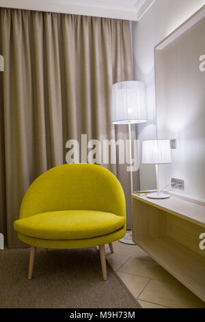 Grande e moderno poltrona verde è in piedi in grigio di camera. Foto Stock
