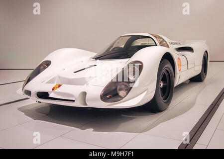 STUTTGART, Germania-Aprile 7, 2017: Bianco 1967 Porsche 908 KH nel museo Porsche Foto Stock