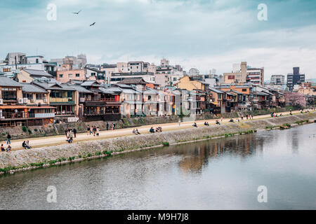 Vecchia casa in legno con la fioritura dei ciliegi e il fiume Kamo a Gion strada a Kyoto, Giappone Foto Stock