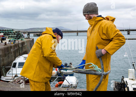 Aragosta irlandese fisherman preparando per un altro viaggio, Portmagee Contea di Kerry, Irlanda Foto Stock