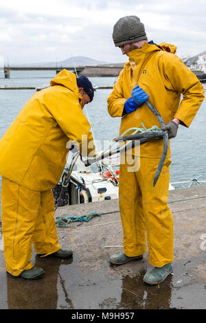 Aragosta irlandese fisherman preparando per un altro viaggio, Portmagee Contea di Kerry, Irlanda Foto Stock