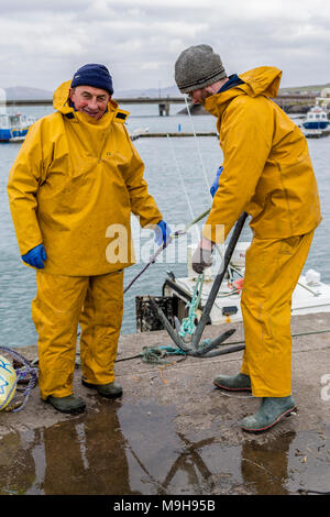 Aragosta irlandese fisherman preparando per un altro viaggio, Portmagee Contea di Kerry, Irlanda Foto Stock