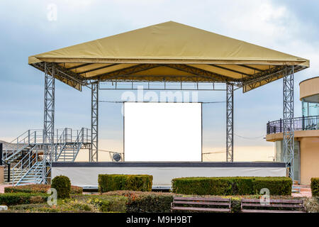 Pulire bianco cartellone su un palco con copia della zona di spazio per il logo, il testo o didascalia di pubblicità Foto Stock