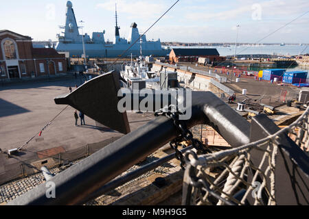 Vista sul dispositivo di ancoraggio sul lato a tribordo dell'Ammiraglio Lord Nelson nave ammiraglia HMS Victory di Portsmouth Historic Dockyard / Cantieri / docks & HMS Diamond. Regno Unito Foto Stock