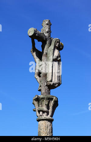 Croce tradizionale di pietra del calvario regionale chiamata un crucero / cruceiro a Castillo de San Sebastian, Vigo, Galizia, Spagna Foto Stock