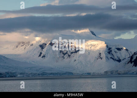 Vista della Neko Harbour, Antartide mostra glacier e la gamma della montagna Foto Stock