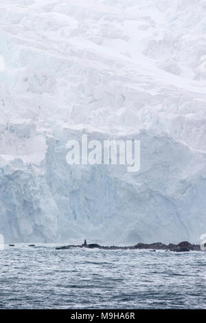 Vista di Point Wild, Elephant Island, l'Antartide, che mostra memoriale Yelcho, sito di Ernest Shackleton Endurance rescue Foto Stock