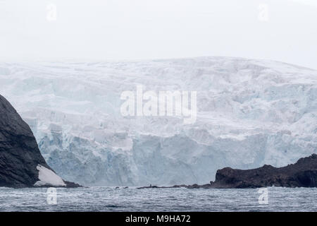 Vista di Point Wild, Elephant Island, l'Antartide, che mostra memoriale Yelcho, sito di Ernest Shackleton Endurance rescue Foto Stock