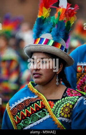 Donna vestito in costume colorato durante la processione, Cusco, Perù Foto Stock