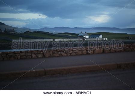 Una bella scena come La giornata volge ad un vicino al villaggio costiero di Rosses Point sulla costa occidentale dell'Irlanda. Foto Stock