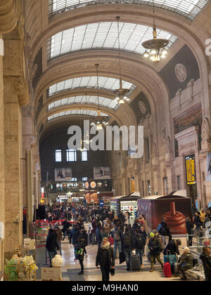 L'interno della stazione ferroviaria centrale di Milano Foto Stock