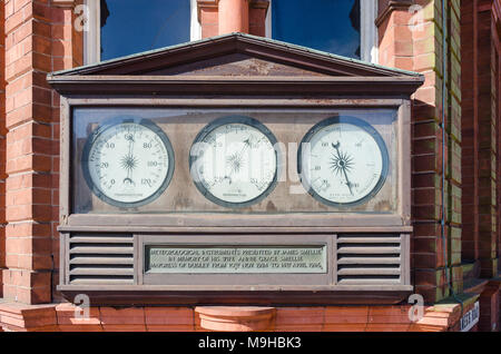 Set di strumenti meteorologici sul vecchio Dudley Museo e Galleria d'arte edificio in St James's Road, Dudley. Il museo ha ora riposizionato. Foto Stock