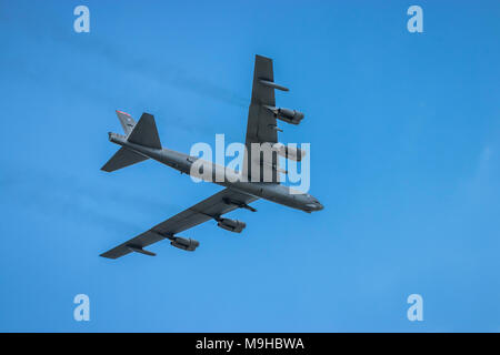 Il possente Buff Boeing B Stratofortress bombardiere in volo al 2017 in Airshow Duluth, Minnesota, Stati Uniti d'America. Foto Stock