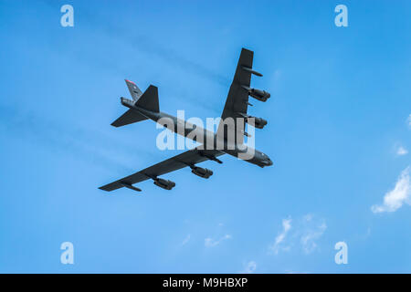 Il possente Buff Boeing B Stratofortress bombardiere in volo al 2017 in Airshow Duluth, Minnesota, Stati Uniti d'America. Foto Stock