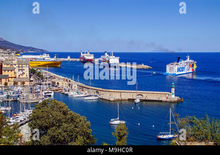 Moby Lines Moby Vincent ha invertito al di fuori del porto di Bastia Corsica Francia Europa e lascia per la destinazione Livorno in Italia Foto Stock