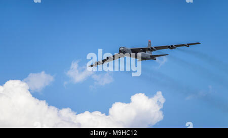 Il possente Buff Boeing B Stratofortress bombardiere in volo al 2017 in Airshow Duluth, Minnesota, Stati Uniti d'America. Foto Stock