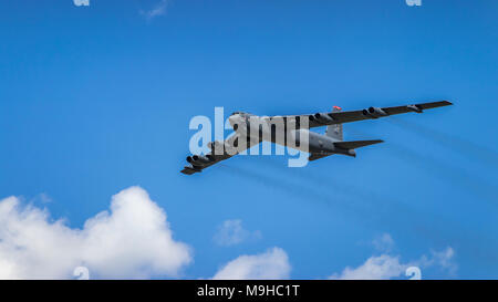 Il possente Buff Boeing B Stratofortress bombardiere in volo al 2017 in Airshow Duluth, Minnesota, Stati Uniti d'America. Foto Stock