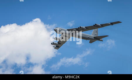 Il possente Buff Boeing B Stratofortress bombardiere in volo al 2017 in Airshow Duluth, Minnesota, Stati Uniti d'America. Foto Stock