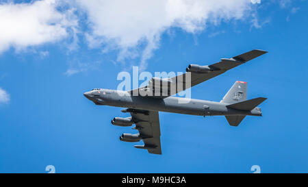 Il possente Buff Boeing B Stratofortress bombardiere in volo al 2017 in Airshow Duluth, Minnesota, Stati Uniti d'America. Foto Stock