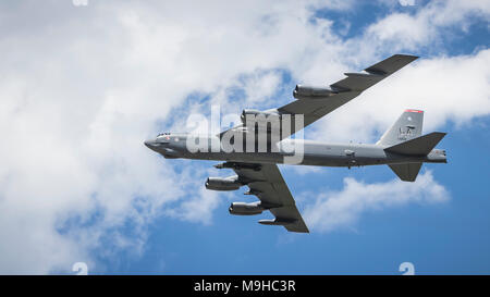 Il possente Buff Boeing B Stratofortress bombardiere in volo al 2017 in Airshow Duluth, Minnesota, Stati Uniti d'America. Foto Stock