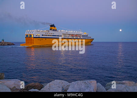 Corsica Sardinia Ferries Mega Express cinque lascia il porto di Bastia Bastia Corsica Francia Europa nel tardo pomeriggio la luce Foto Stock