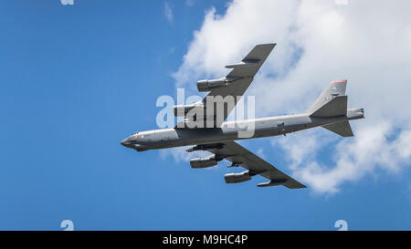 Il possente Buff Boeing B Stratofortress bombardiere in volo al 2017 in Airshow Duluth, Minnesota, Stati Uniti d'America. Foto Stock