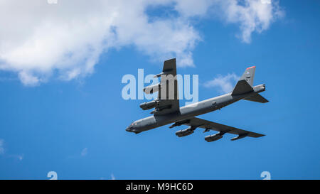 Il possente Buff Boeing B Stratofortress bombardiere in volo al 2017 in Airshow Duluth, Minnesota, Stati Uniti d'America. Foto Stock