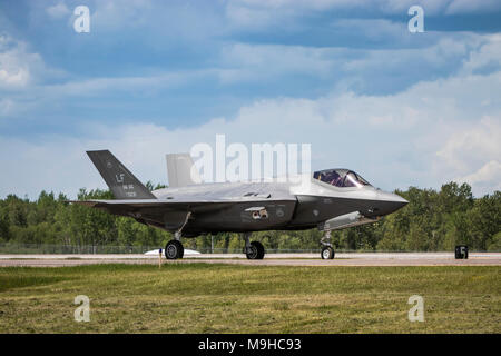 Una serratura Martin F-35A caccia di essere preparati per il decollo all'Airshow 2017 a Duluth, Minnesota, Stati Uniti d'America. Foto Stock