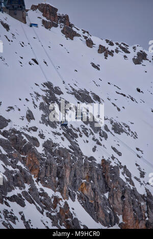 Zugspitze, la vetta più alta delle montagne del Wetterstein e la montagna più alta in Germania. Vicino a Garmisch Partenkirchen, Austria tedesca confine. Foto Stock