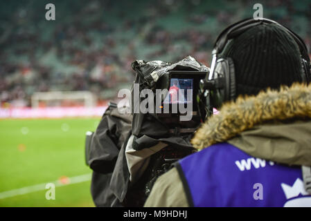 La telecamera durante la partita di calcio. Foto Stock