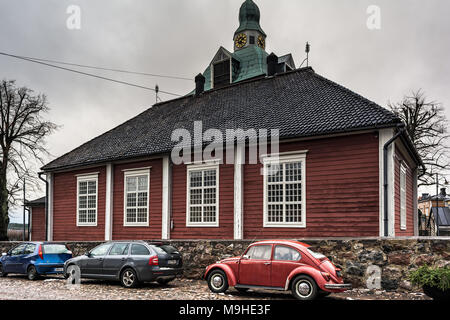 Il legno rosso Piccola chiesa con red vintage Beetle in primo piano. La piccola chiesa si trova accanto alla Cattedrale di Porvoo e fu inaugurato nel 1740. Foto Stock