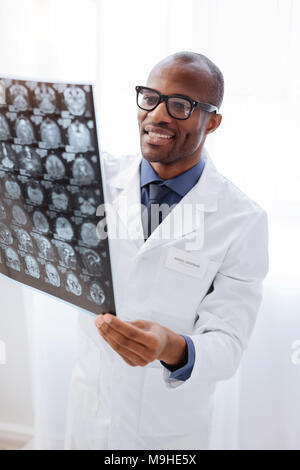 Felice medico maschio scrutare brain imaging Foto Stock