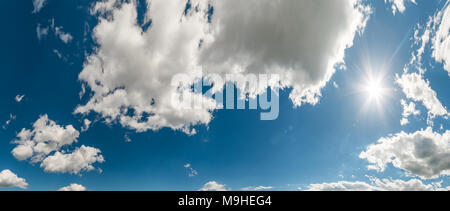 Vero Cielo e nubi con Sun e razzi, ad alta risoluzione di immagini di sfondo Foto Stock