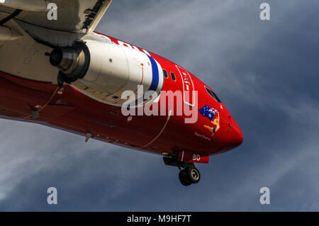 Chiudere fino a pancia in prospettiva di un Virgin Blue Boeing 737 aereo di linea di atterraggio. Foto Stock