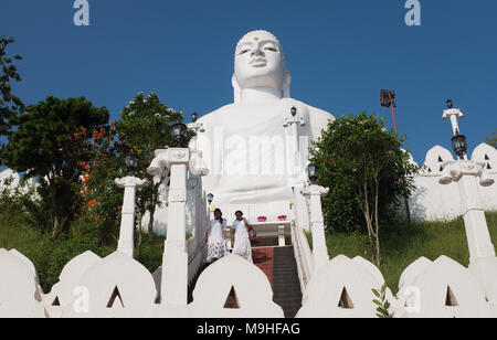 Basso angolo vista del Vihara Bahirawakanda statua del Buddha, Kandy, Sri Lanka, in Asia. Foto Stock