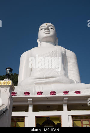 Basso angolo vista del Vihara Bahirawakanda statua del Buddha, Kandy, Sri Lanka, in Asia. Foto Stock