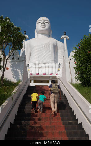 Basso angolo vista del Vihara Bahirawakanda statua del Buddha, Kandy, Sri Lanka, in Asia. Foto Stock