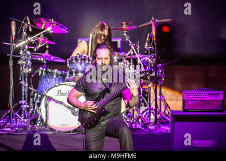 Norvegia, Oslo - Marzo 24, 2018. Il G3 guitar concert tour ha raggiunto Konserthus di Oslo. Qui il chitarrista John Petrucci è visto dal vivo sul palco. (Photo credit: Gonzales foto - Terje Dokken). Foto Stock