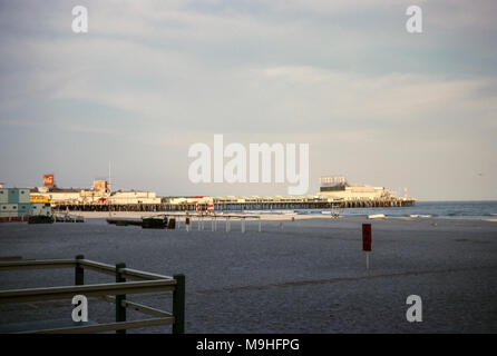 Il molo di acciaio, Atlantic City, New Jersey, USA. Giugno 1964. Vista verso il molo. Foto Stock