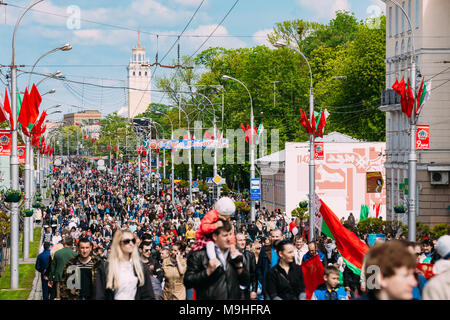 Gomel, Bielorussia - 9 Maggio 2015: le persone che partecipano al corteo dedicato alla vittoria giorno - in occasione del settantesimo anniversario della vittoria nella grande Patri Foto Stock