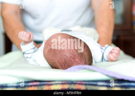 Vista dettagliata del neonato tenendo le mani degli anziani. Foto Stock