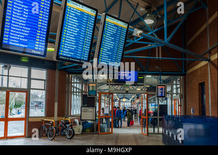 Le schede di informazioni presso la piscina Prato autobus e la stazione dei pullman, Fairfax Street, Coventry, West Midlands, Regno Unito. Foto Stock